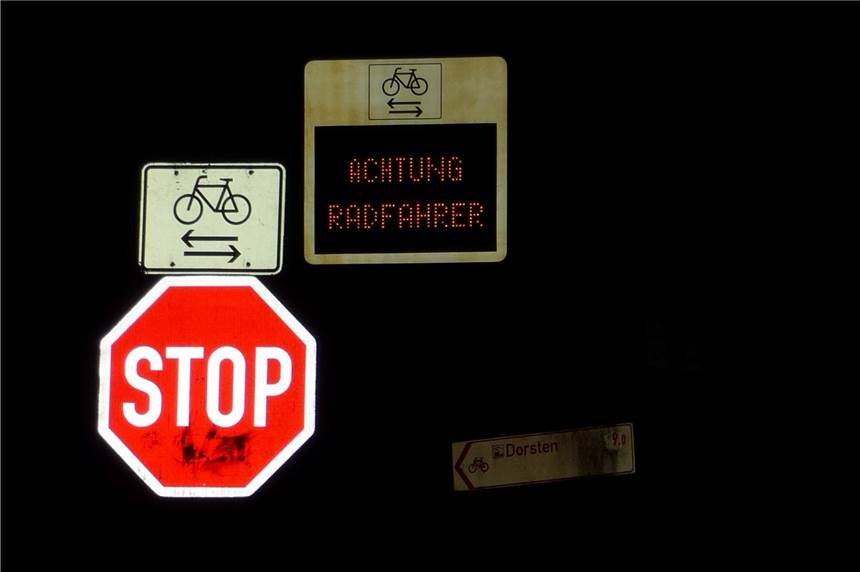 Leuchtendes Warnschild soll Radfahrer in Kirchhellen schützen Kreuzung Hauptstraße/Pelsstraße/Feldhausener Straße Display