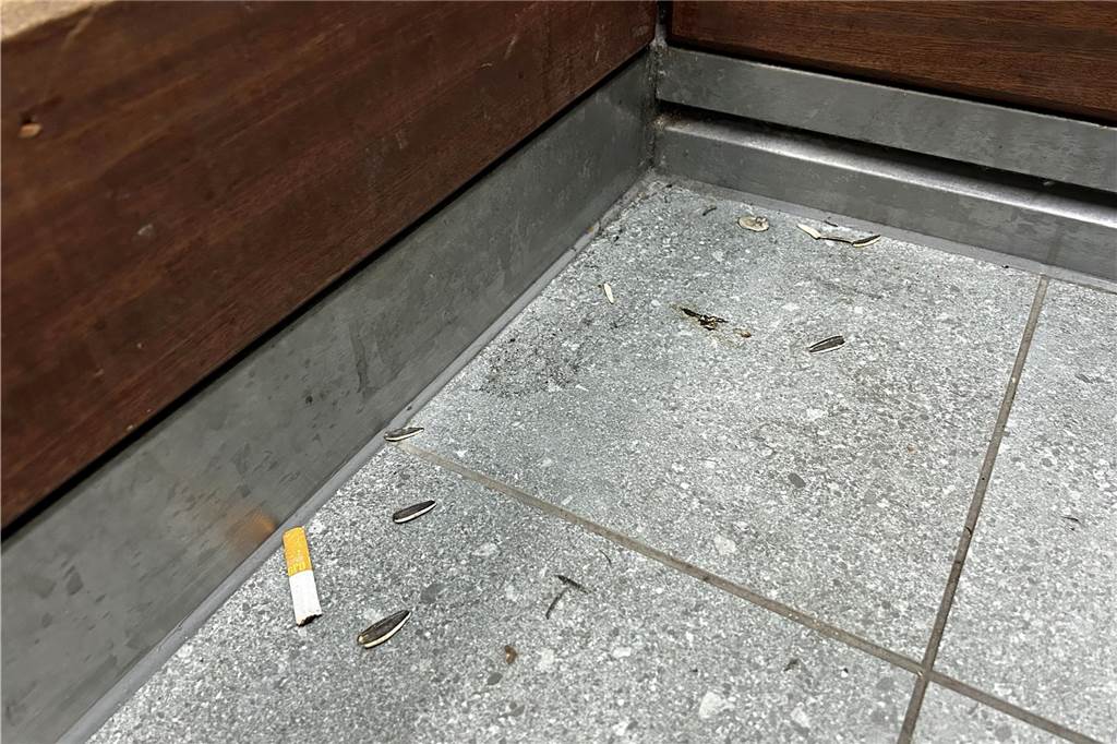 Müllproblem in der Werne City Mall: „Leute machen mutwillig Dreck“ Auch im Fahrstuhl liegen Sonnenblumenkerne und Zigarettenkippen.