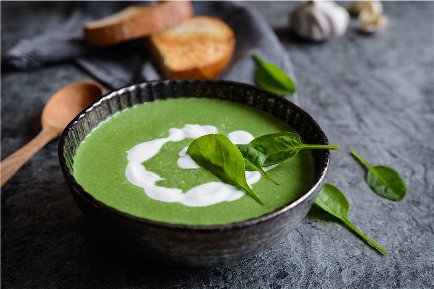 Leicht und grün: Drei leckere Suppen fürs Frühjahr Auch im Frühjahr lässt sich mit saisonalem Gemüse eine herrliche Suppe zaubern.
