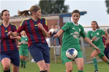 Auch im Fußball sind Frauen im Kreis Borken auf dem Vormarsch, hier Christina Marpert (l.) von der SG Heek/Oldenburg im Duell mit Charlotte Wisseling von Union Wessum.