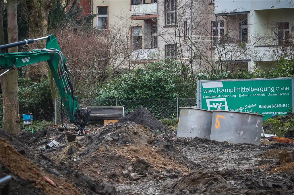 Auch im Garten des Johannes-Hospitals ist der Kampfmittelräumdienst im Einsatz.