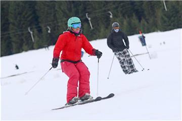Auch im Harz ist derzeit Skifahren möglich. Hier liegen 40 Zentimeter Schnee. Foto: Matthias Bein/dpa-Zentralbild