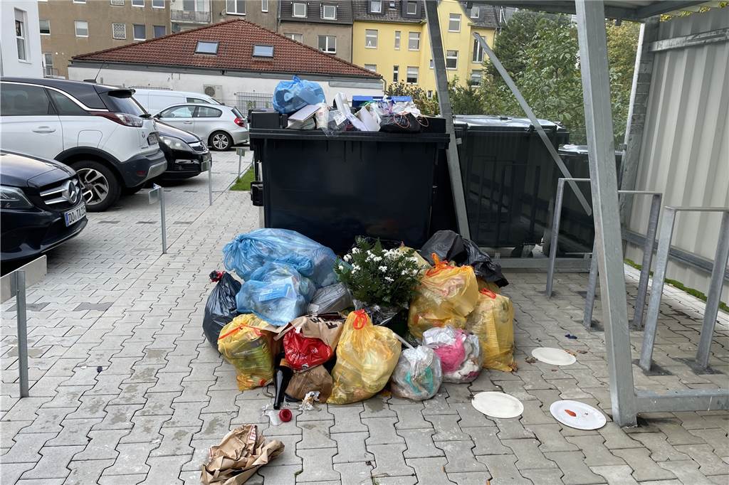 Mengeder Hotel „Living 28“ und Demenz-WG kämpfen mit Müllproblemen Müllchaos Heimbrügge 5 in Dortmund-Mengede
