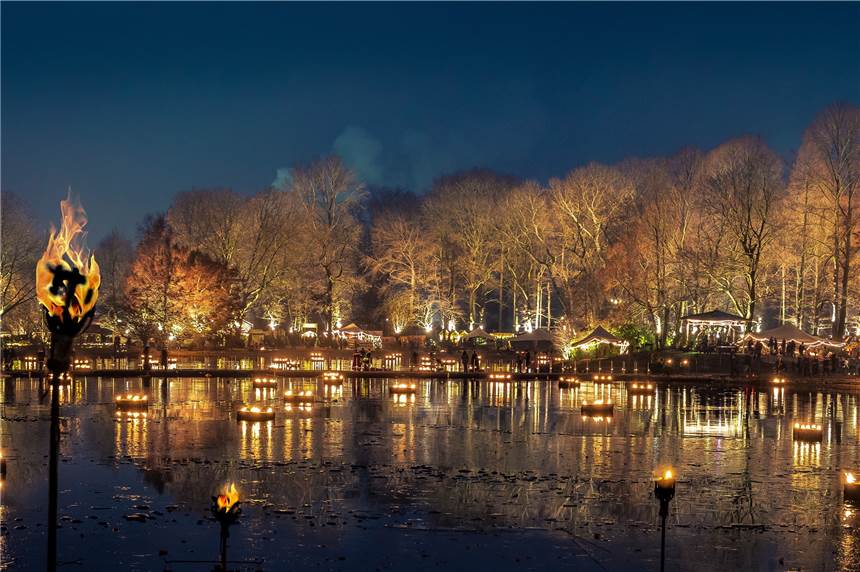Auch im kommenden Winter wird der mittelalterliche Lichterweihnachtsmarkt wieder den See im Fredenbaumpark erleuchten.
