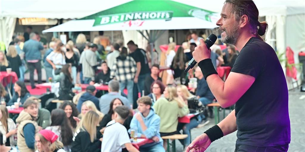 Auch im letzten Jahr war die Coverband „Seven Cent“ beim Stadtfest wieder dabei. Sänger Marc Stahlberg brennt sich wieder auf Ckü. 