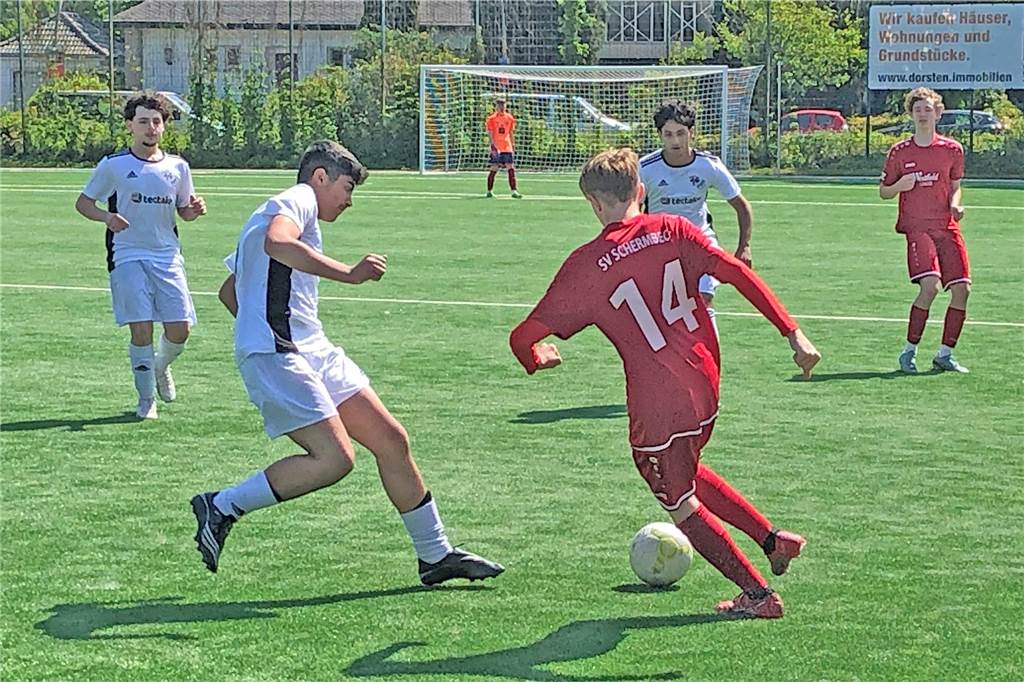 SV Schermbeck ist Stadtmeister: Aber es gibt noch einen anderen Gewinner Benny Uhlendorf am Ball