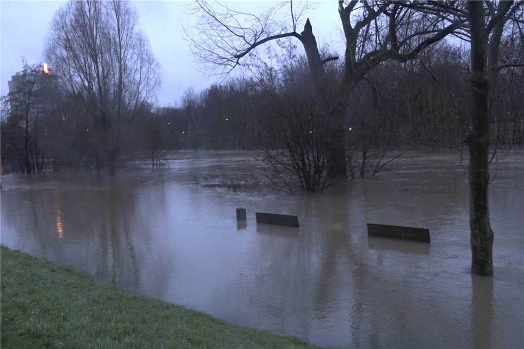 Lippeverband baut Hochwasserschutzwand: Prävention für das Wochenende Auch im Lippepark trat die Lippe über die Ufer.