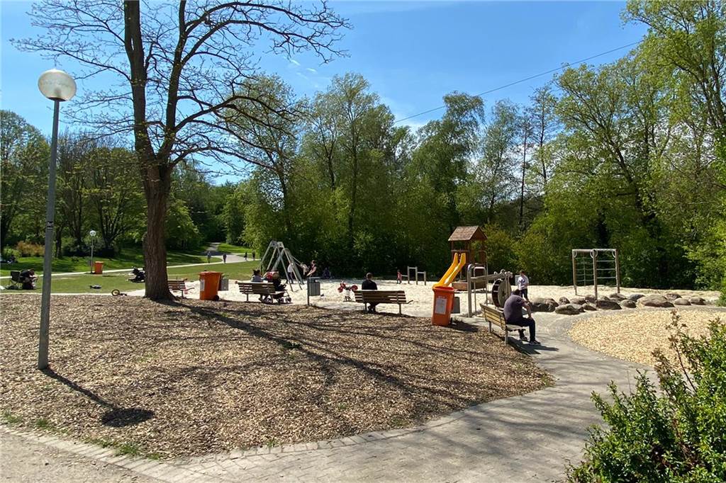 Masken sind in Dortmunds Parks bei schönem Wetter eine Seltenheit Auch im Revierpark Wischlingen waren nur wenige Masken zu sehen.