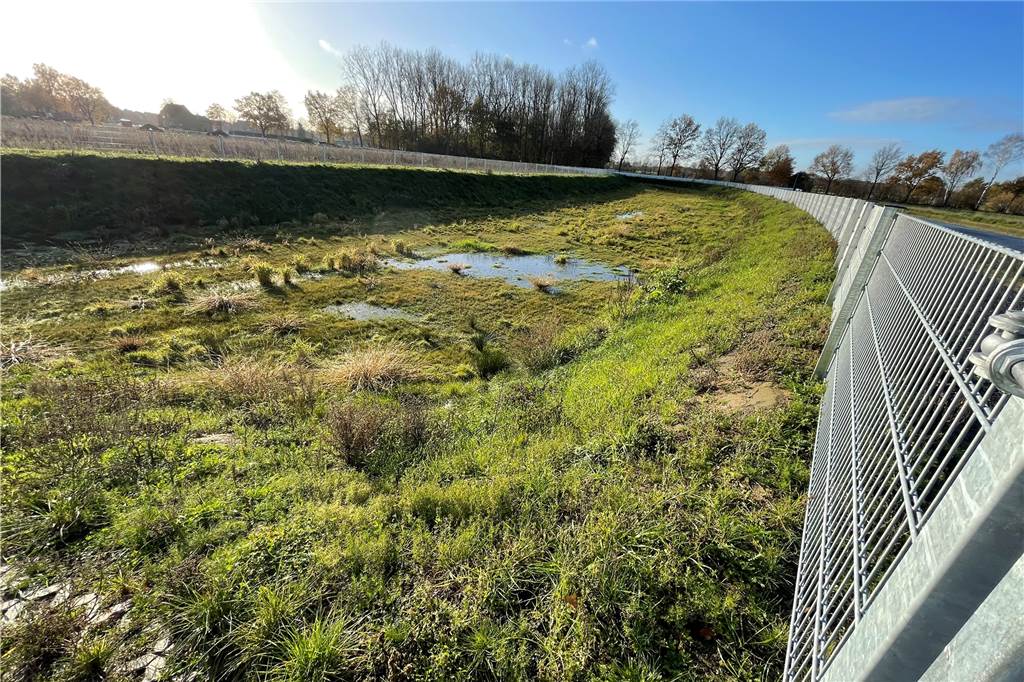 Riesen-Becken im Neubaugebiet schützt die Natur und vor Hochwasser Auch im Sommer fällt das Regenrückhaltebecken im Baugebiet Olfener Heider nicht vollständig trocken, sagt die Stadt Olfen.