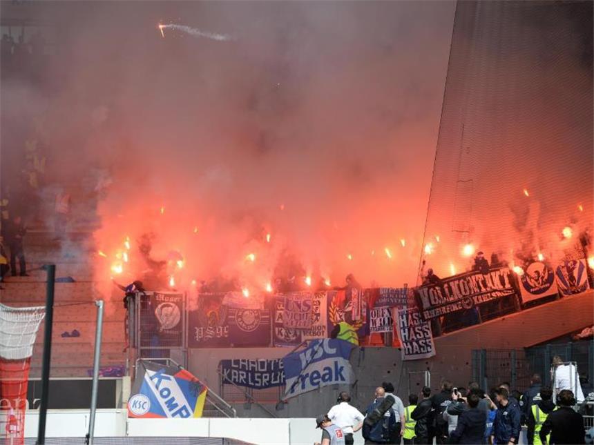 2. Liga: Asano schießt VfB Stuttgart an die Spitze Auch im Stadion brannten die KSC-Anhänger Pyrotechnik ab. Foto: Deniz Calagan