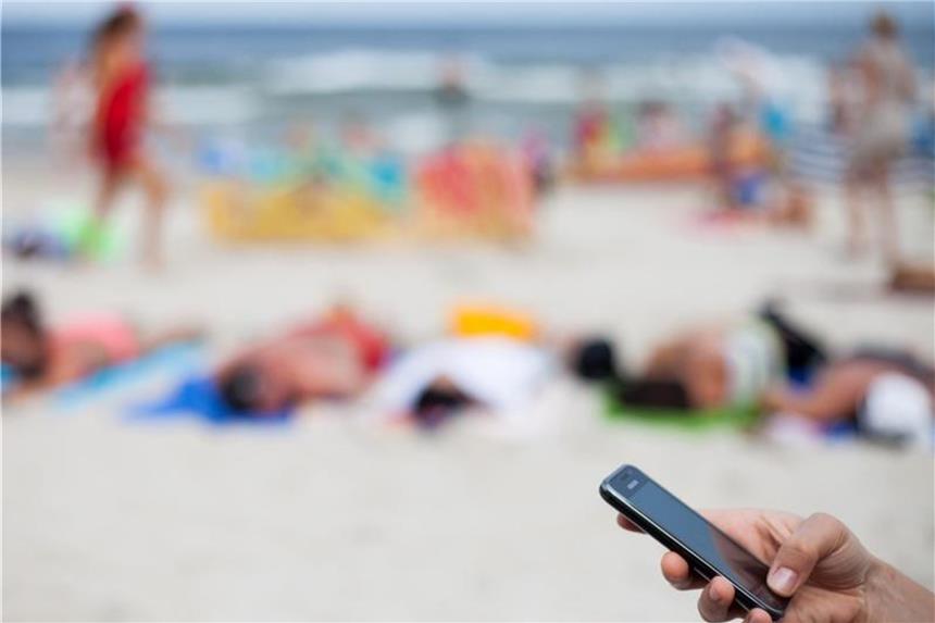 Berufstätige sind oft auch im Sommerurlaub erreichbar Auch im Urlaub sind viele für ihren Job erreichbar. Foto: Daniel Naupold