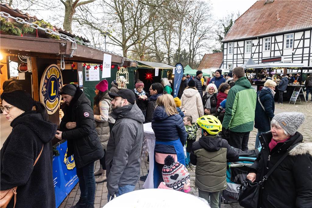 Gerüchte um Weihnachtsmarkt „Bürger für Bürger“: Event findet statt Menschen laufen über den Weihnachtsmarkt "Bürger für Bürger" in Schwerte