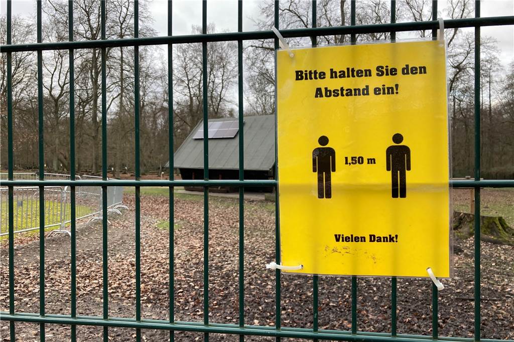 Wildgehege Grutholz zu voll? Familie gibt Ausflugtipp gegen Corona-Koller Auch im Wald gilt: Abstand halten.