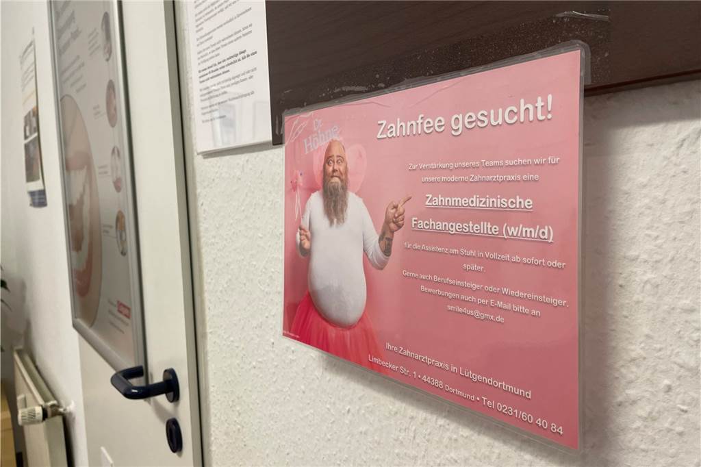 Ungewöhnliches Jobangebot: Dortmunder Zahnarzt sucht Zahnfee Auch im Wartezimmer der Praxis hängt das pinkfarbene Stellenangebot.