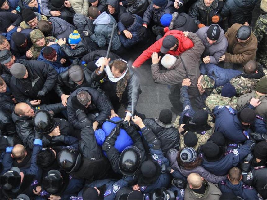 Was im Ukraine-Konflikt am Samstag wichtig war Auch im Westen des Landes ist die Lage alles andere als ruhig: In Winnyzja wurden vehement Neuwahlen gefordert. Foto: Yuri Basyuk