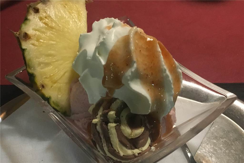 Gute Pizza und Tennis live bei der Pizzeria Castello in Wüllen Auch im Winter: Ein gemischter Eisbecher geht immer.