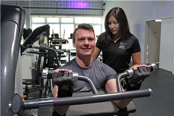 Auch immunisierte Personen benötigen ab sofort einen Schnelltest, bevor sie ins Fitness-Studio gehen. Das Feel Fit in Werne, hier mit Trainerin Helena Pagonakis und dem Kunden Rainer Eichhorn, hat deshalb eine zusätzliche Teststelle eingerichtet.