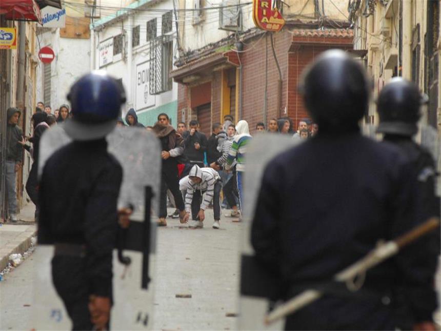 Widerstand der Grünen gegen Liste sicherer Herkunftsstaaten Auch in Algerien gingen die Menschen während des sogenannten «Arabischen Frühlings» auf die Straße. Algerische Jugendliche protestieren hier in Oran teils gewaltsam gegen die schlechte Situation junger Menschen in dem nordafrikanischen Land. Foto: Stringer