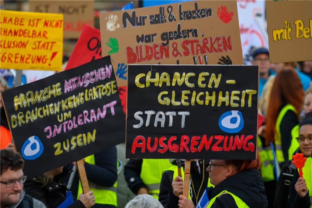 Freie Wohlfahrtspflege wirft NRW Falschrechnung bei Kita-Förderung vor Am 24. Oktober 2024 demonstrieren Menschen in Magdeburg gegen Kürzungen bei der Eingliederungshilfe für behinderte Menschen.
