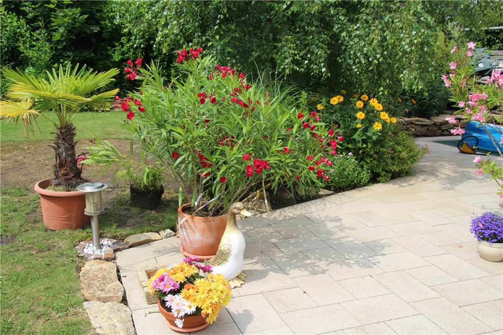 Gartenserie: Bei den Nowaks in Selm wird der Garten zum Heimathafen Auch in den Kübeln verschiedenster Größe blüht es derzeit.