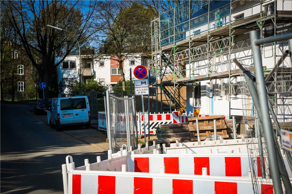 Der Parkplatz der SG Lütgendortmund soll umzäunt werden und eine Schranke bekommen Auch in den umliegenden Straßen rund um die Sportstätte und die noch im Bau befindlichen Mehrfamilienhäuser gibt es zu wenige Parkplätze.