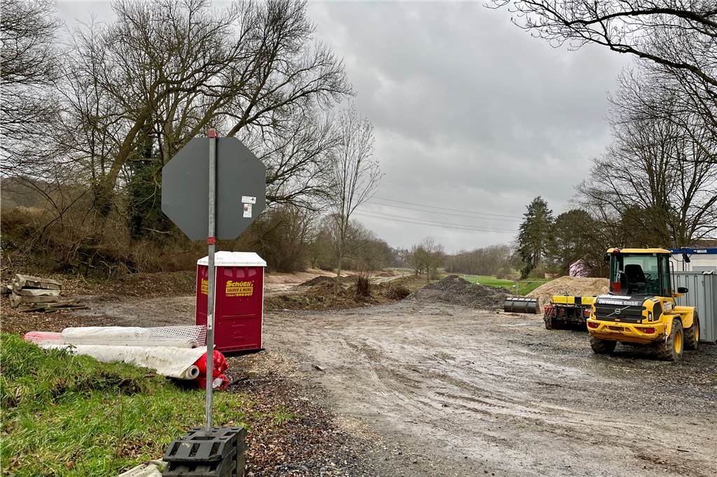 Auch in den Wiesen am Niederhofer Kohlenweg sind weite Flächen derzeit noch eine Baustelle.