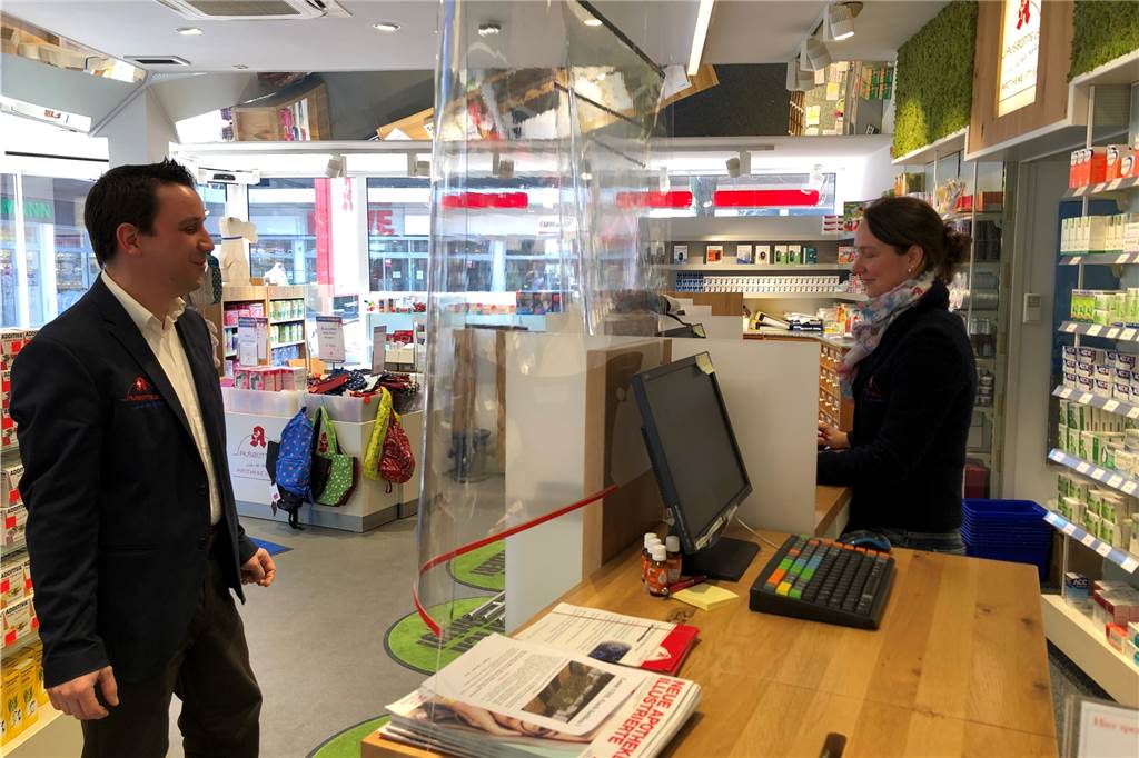 Auch in der Ausbüttels-Apotheke trennt eine Plexiglaswand Kunden von Mitarbeitern - hier demonstriert von Markus Maurer und Wiebke Holz