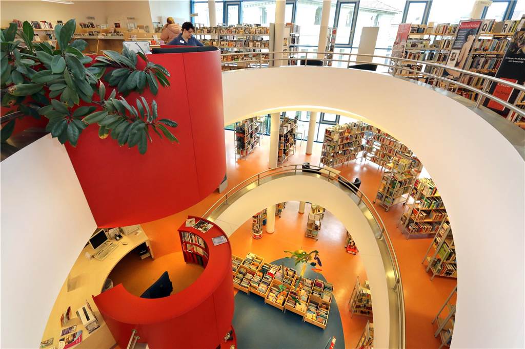 Ostereiersuche, Kirmes und Wandern: Veranstaltungstipps rund um Ostern Regale voller Bücher in der Bibliothek im ZIB in Unna