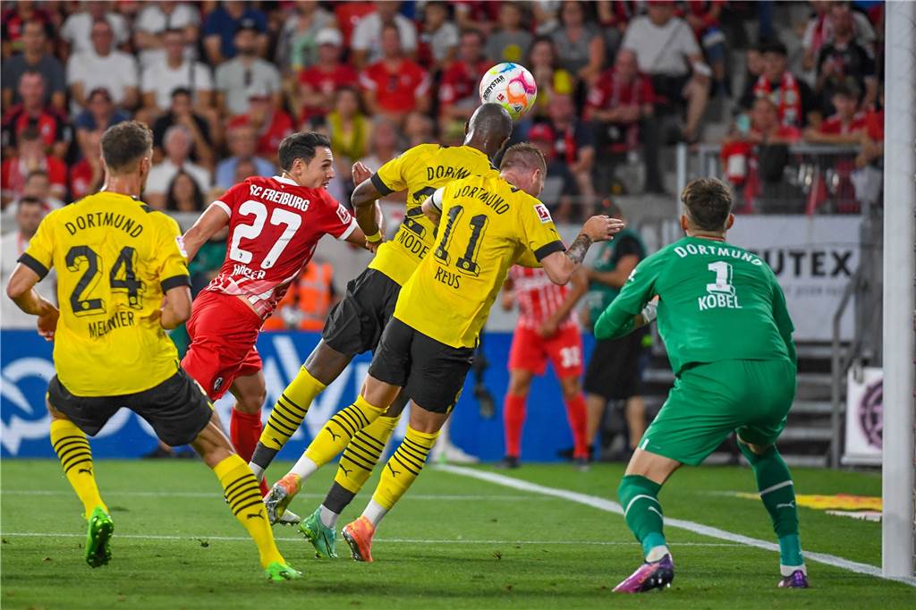 „Für die Mannschaft gearbeitet“: Modeste bei BVB-Debüt in neuer Rolle gefordert Auch in der Defensive gefordert: BVB-Neuzugang Anthony Modeste (M.) klärt den Ball nach einer Freiburger Ecke.