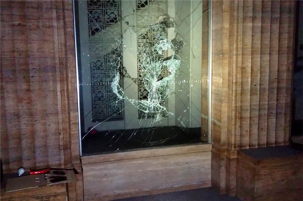 Auch in der Eingangshalle wurden Fensterscheiben zerschlagen.