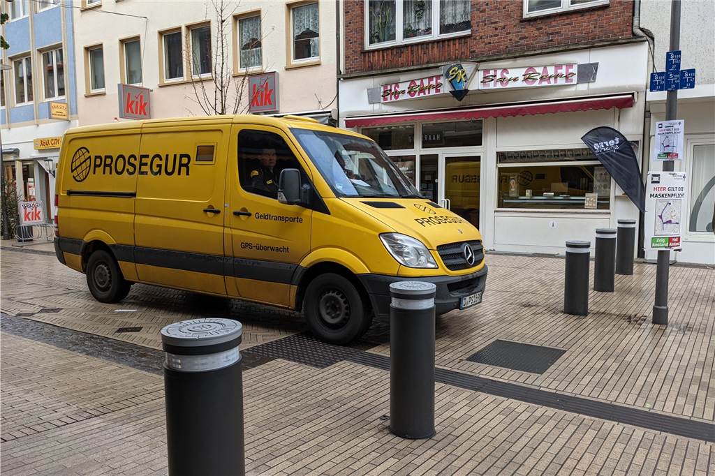 Fußgängerzone Dorsten: Hochsicherheitspoller bald an allen Eingängen Auch in der Essener Straße wird bald der fehlende vollautomatische Hochsicherheitspoller (Mitte) aufgestellt.