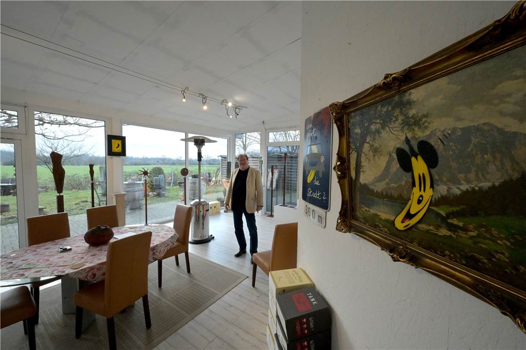 Banane als Auszeichnung: Galerie Anders erhält besondere Wertschätzung Auch in der Galerie Anders, im Hintergrund Wolfgang Anders, hängen einige Bilder von Thomas Baumgärtel. Unter anderem die Micky Maus als Banane.