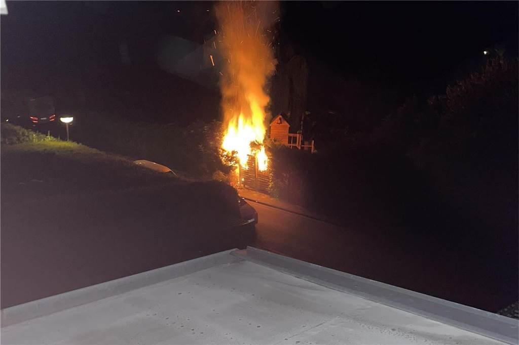 Auto brennt auf Autobahn 1 aus: Feuerwehr Werne mit Großeinsatz Auch in der Geiststraße in Werne Stockum brannte eine Hecke.