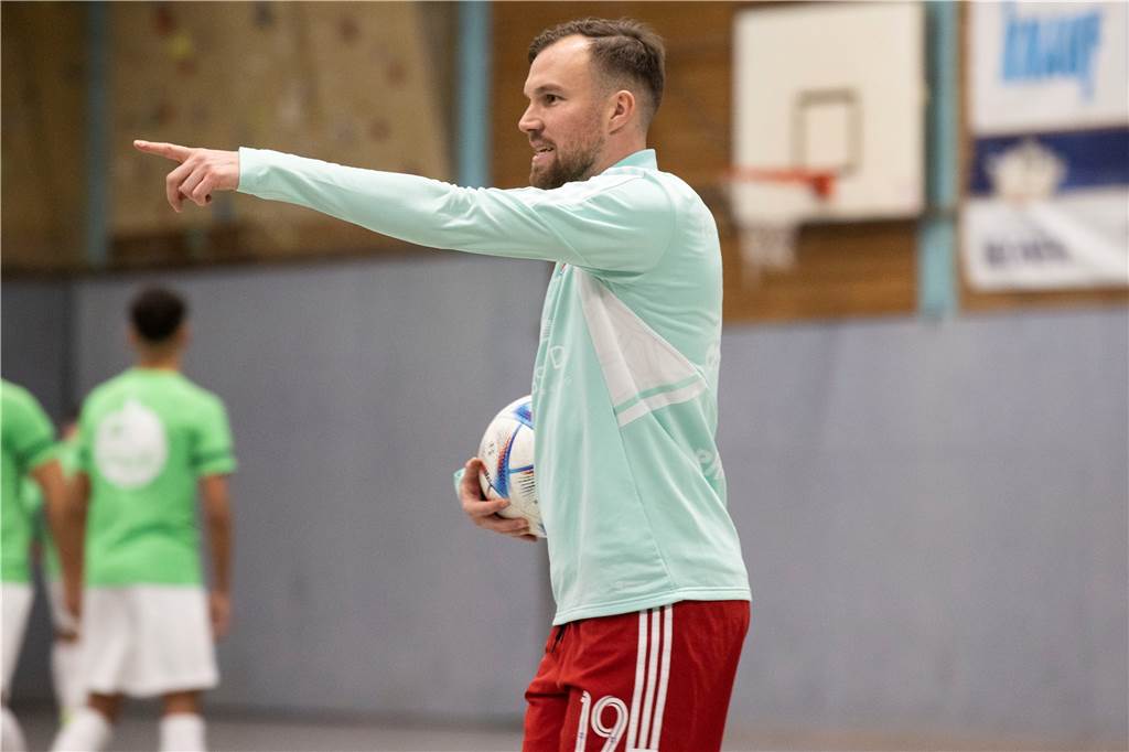 Kevin Großkreutz lässt Zukunft in der Halle offen: „Mit Bövinghausen oder einem anderen Verein“ Auch in der Halle Nord gab der Weltmeister gegen seinen Heimatverein VfL Kemminghausen (grüne Trikots) die Richtung vor.