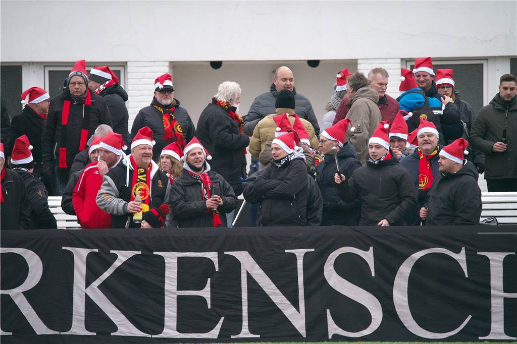 Viel Kampf, wenig Torchancen und ein verdienter Derby-Sieger Auch in der Halterner Stauseekampfbahn machten die Fans der Spvgg. Erkenschwick, diesmal mit Weihnachtsmützen ausgestattet, reichlich Stimmung.