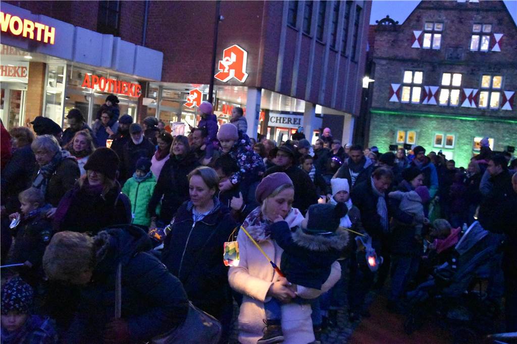 Viele Martinsumzüge in Werne Menschen beim Martinsmarkt in der Werner Innenstadt.