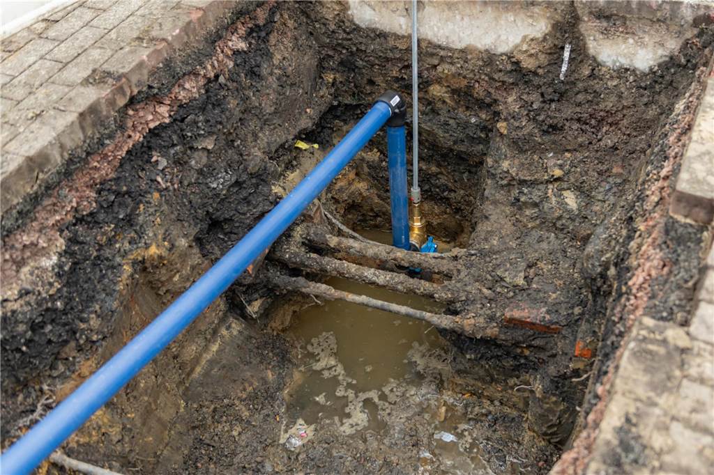 Wasserrohrbruch: Lutherstraße teilweise gesperrt - Buslinien werden umgeleitet Wasserrohrbruch in der Lutherstraße in Lünen