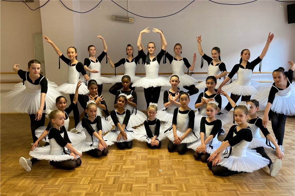 Nach anderthalb Jahren Ärger: Kinderballett kann im Theater tanzen Tänzerinnn in der Ballettschule