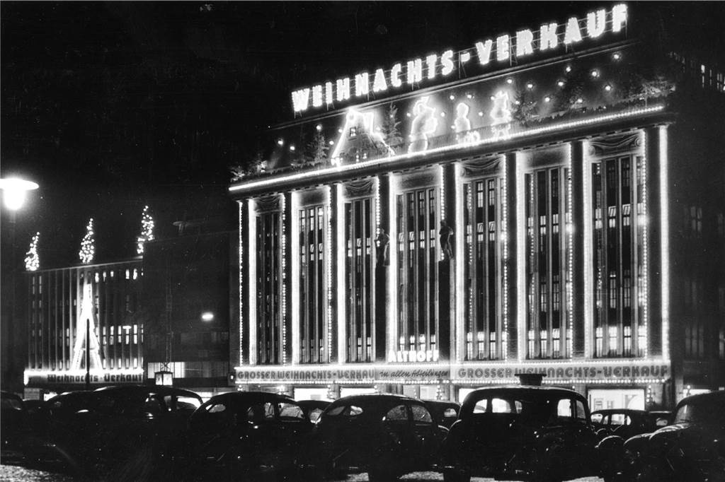 Prachtbau am Westenhellweg setzte Maßstäbe: Karstadt-Geschichte begann vor 120 Jahren Auch in der Nachkregszeit prägte das Althoff-/Karstadt-Haus - hier mit der Fassade am Hansaplatz - die City.