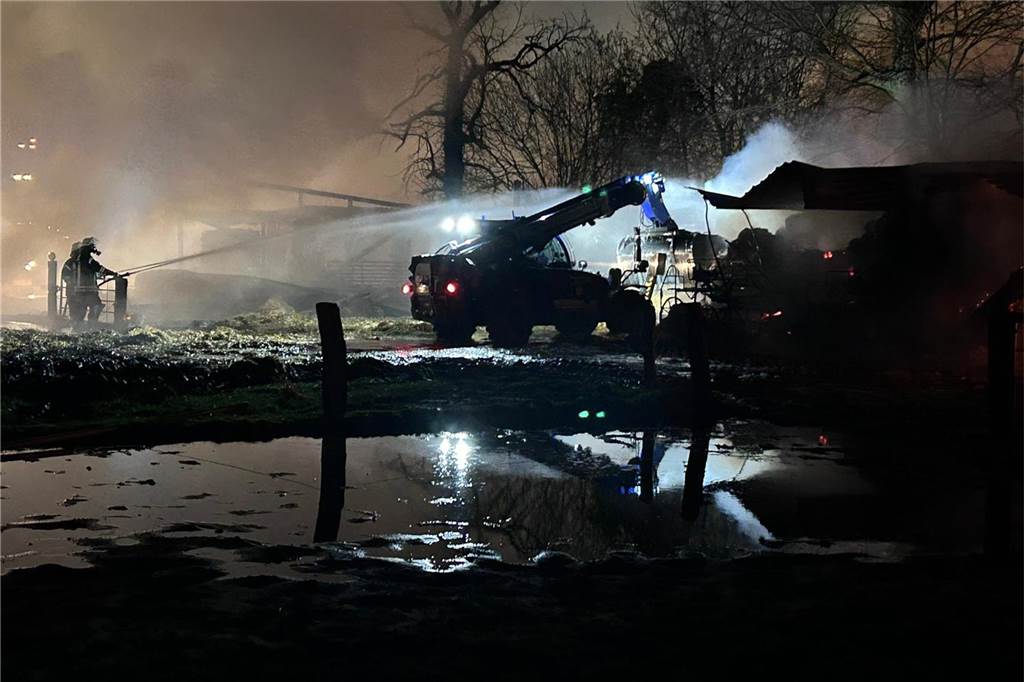 Nach Brand auf dem Pferdehof: Wehr und THW arbeiten Hand in Hand Auch in der Nacht war das THW Ahaus schon im Einsatz.