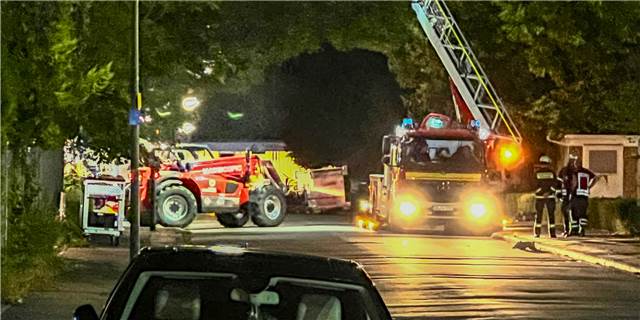 Vorsicht vor Chlor: Feuerwehr über 24 Stunden bei Poolzubehör-Brand