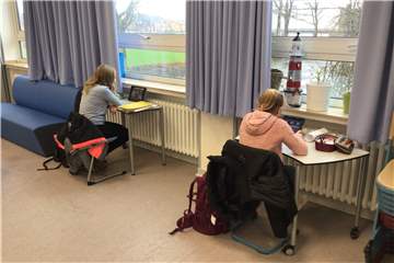Auch in der Notbetreuung der Profilschule Ascheberg nehmen die Kinder am Distanzunterricht teil.