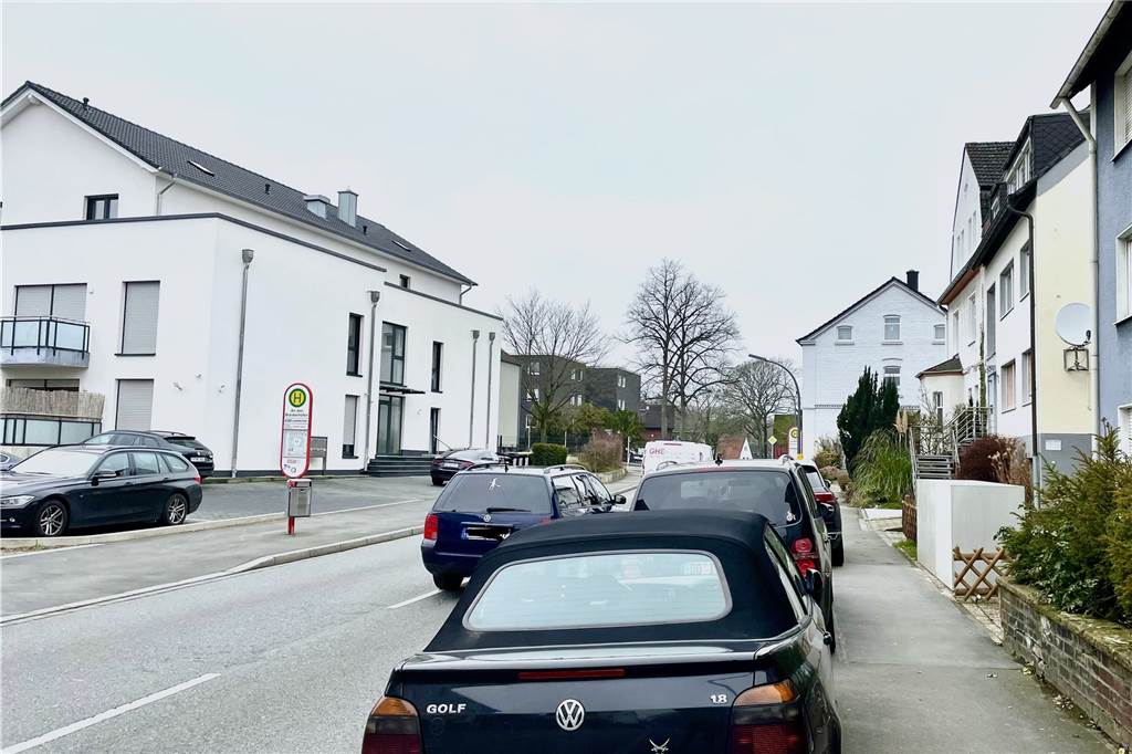 Park-Chaos im Wohngebiet nach Knöllchen: „Patentrezept gibt es nicht“ Auch in der Overgünne wird weitgehend auf dem Bürgersteig geparkt.