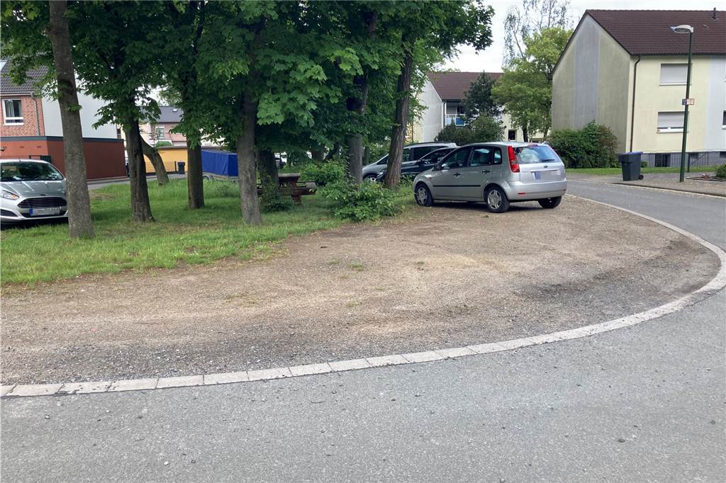 Holzpoller für Baumschutz: Anwohner am Bindemeer fürchten um Parkplätze Auch in der Schleife am Straßenende ist deutlich zu sehen: Geparkt wird im Bereich der Mittelinsel schon seit langem.