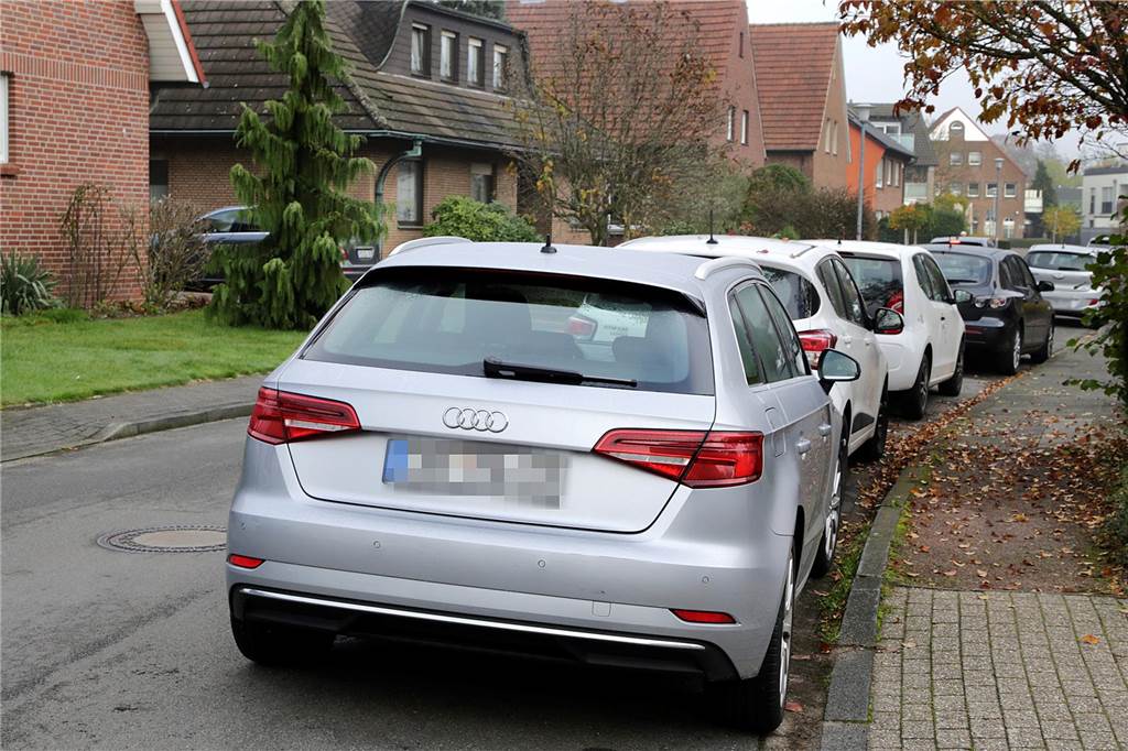 Politik beschließt Ausbau privater Stellplätze: „Das birgt Sprengstoff“ Auch in der Straße „Im Baaken“ stehen die parkenden Fahrzeuge dicht aneinander gereiht.