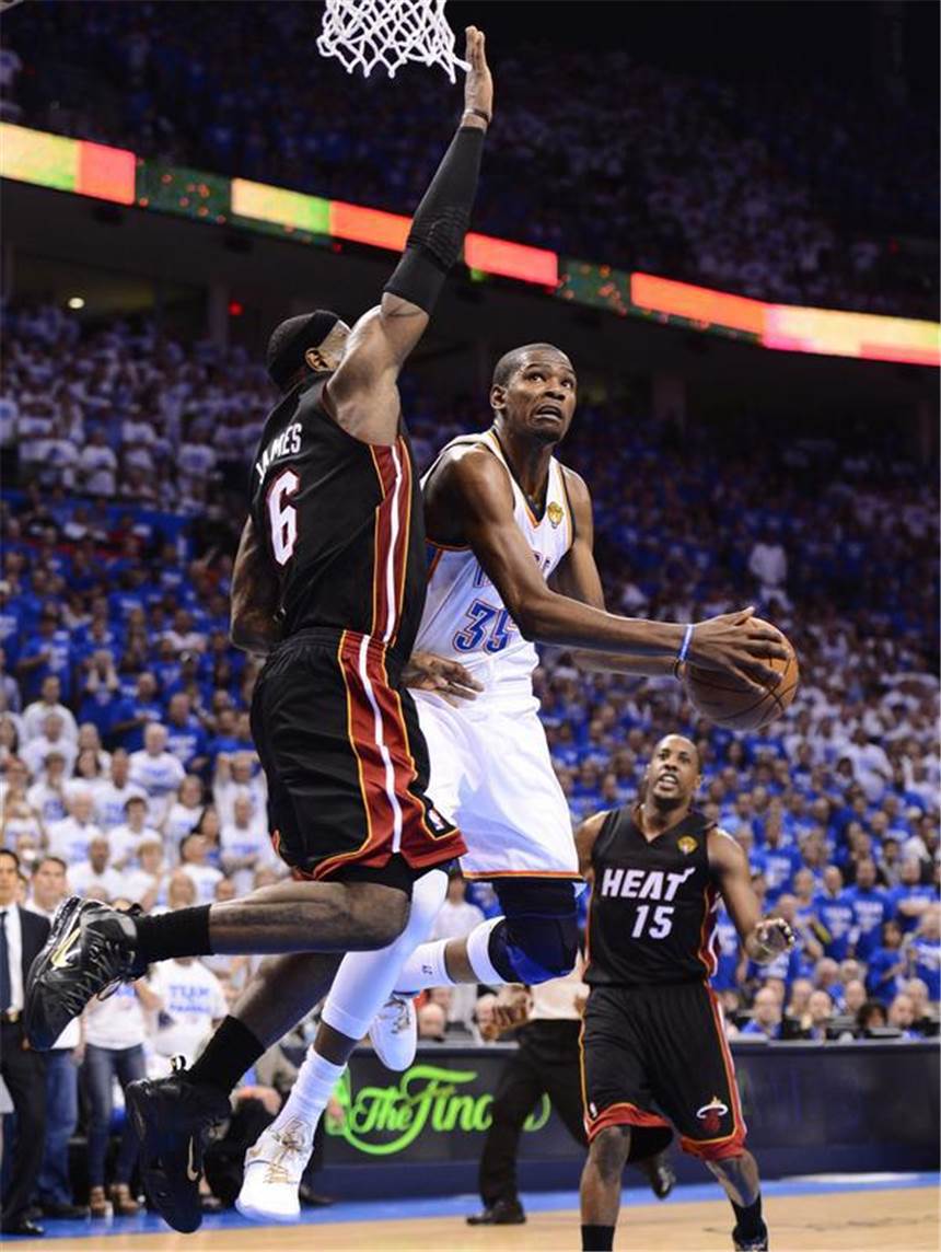 Matchwinner James: Miami gleicht im NBA-Finale aus Auch in der Verteidigung zeigte LeBron James (l) wie hier gegen Kevin Durant vollen Einsatz. Foto: Larry W. Smith
