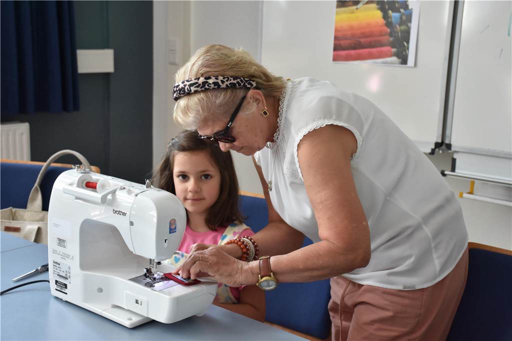 Maria Lucy nähet mit Enkelin Maria Gabriella