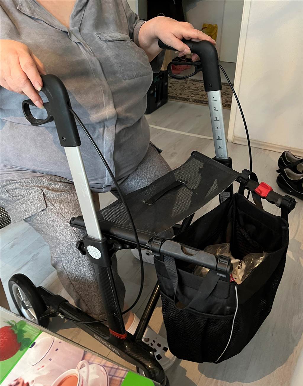 Vorwürfe nach Sturz im Bus: DSW21 bezieht Stellung Der Rollator von Tatiana Petrova.