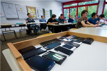 Auch in Deutschland gibt es Grenzen: Handys von Schülern am Technischen Schulzentrum Sindelfingen. Foto: Daniel Bockwoldt