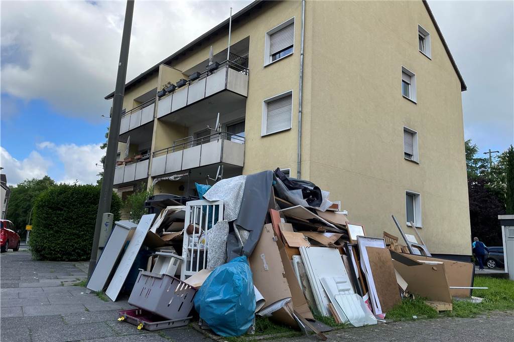 Sperrmüll: EDG spricht von „ekelerregendem“ Schmutz – Verwirrung in Steinhammerstraße Sperrmüllberg am Dienstagmorgen (16.5.) in der Steinhammerstraße